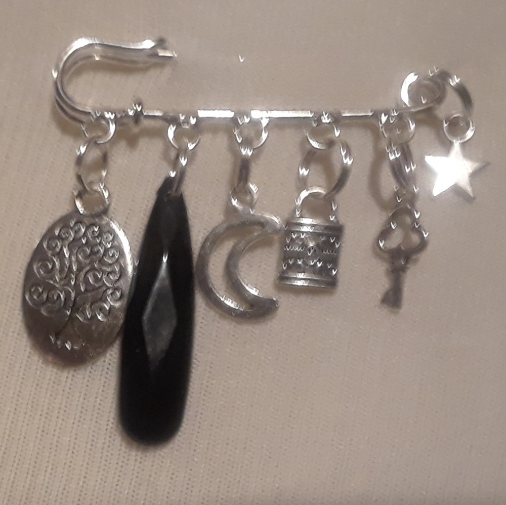 Safety Pin Brooch/With Charms